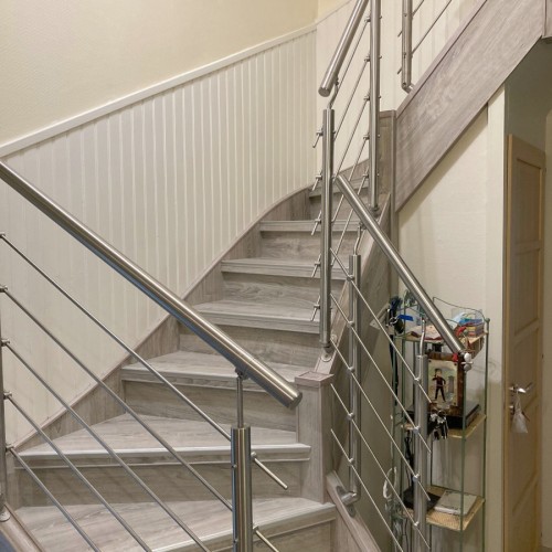 Rénovation sur un escalier en bois sombre