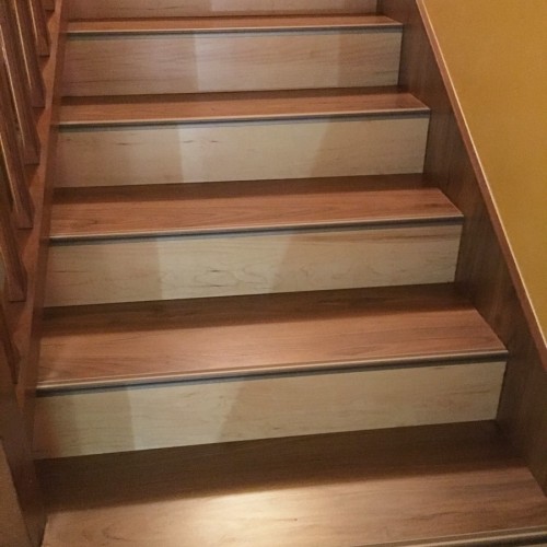 Escalier rénové en stratifié noyer et érable