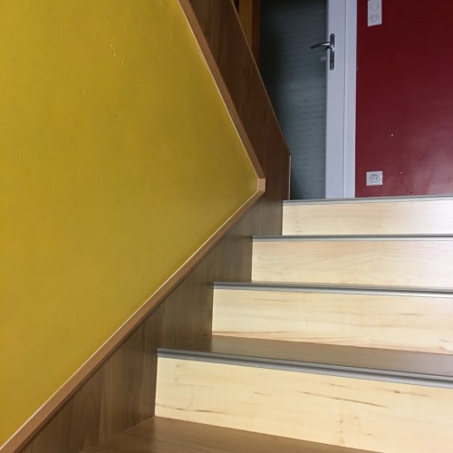 Escalier rénové en stratifié noyer et érable