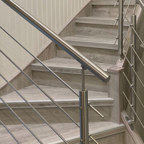Rénovation sur un escalier en bois sombre