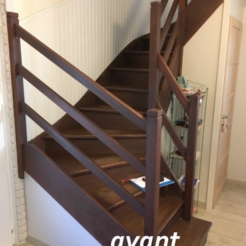 Rénovation sur un escalier en bois sombre