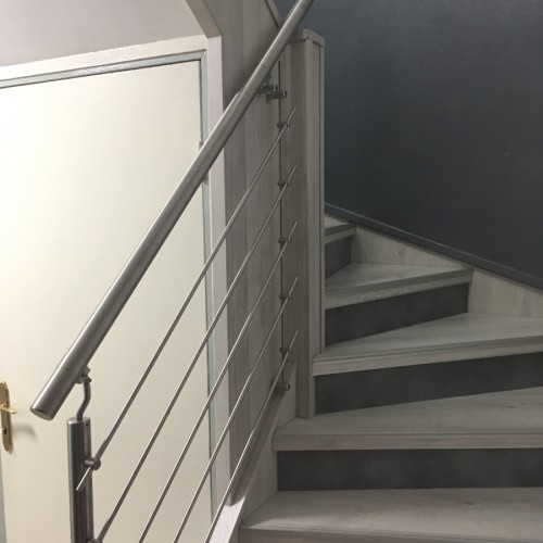 Rénovation bicolore d&rsquo;un escalier bois